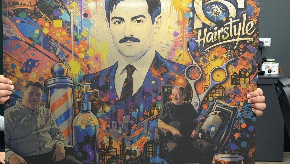 Batu und sein Papa mit dem BG-Hairstyle-Kunstwerk im Salon in Wels